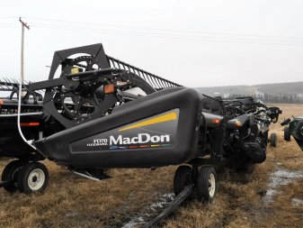 2010 MACDON FD70 JD ADAPTER - Image 2