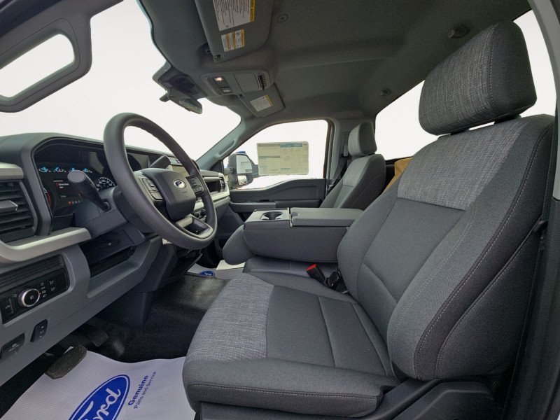 Ford F-600 Super Duty DRW XLT  - Diesel Engine 1FDFF6LT3SDA08747 121091