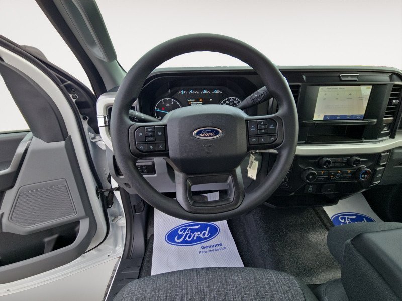 Ford F-600 Super Duty DRW XLT  - Diesel Engine 1FDFF6LT3SDA08747 121093