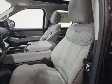 2027 Ford Expedition Platinum - Image 8