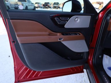 2020 Lincoln Aviator Grand Touring  - Sunroof - Image 6