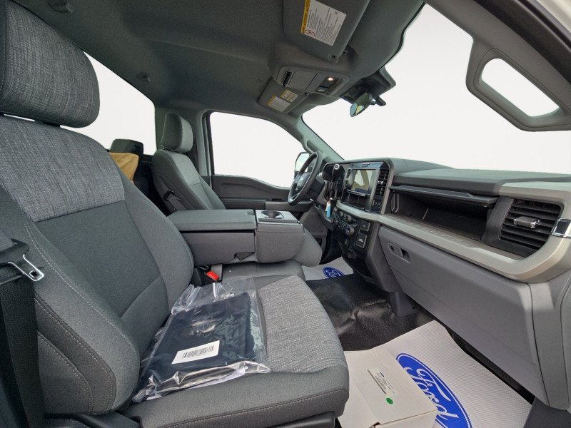 Ford F-600 Super Duty DRW XLT  - Diesel Engine 1FDFF6LT3SDA08747 121095