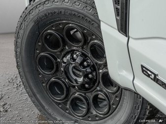 2025 Ford F-350 Super Duty LARIAT  - Moonroof - Image 7