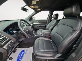 2017 Ford Explorer XLT  - Heated Seats - Navigation - Image 8