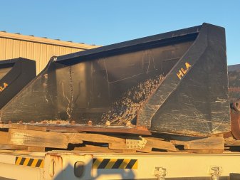 2019 HLA BUCKET 78 SKID STEER BUCKET WITH CUTTING EDGE - Image 1