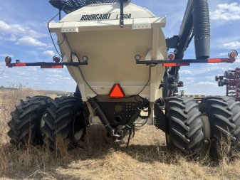 2017 BOURGAULT L7550 - Image 2